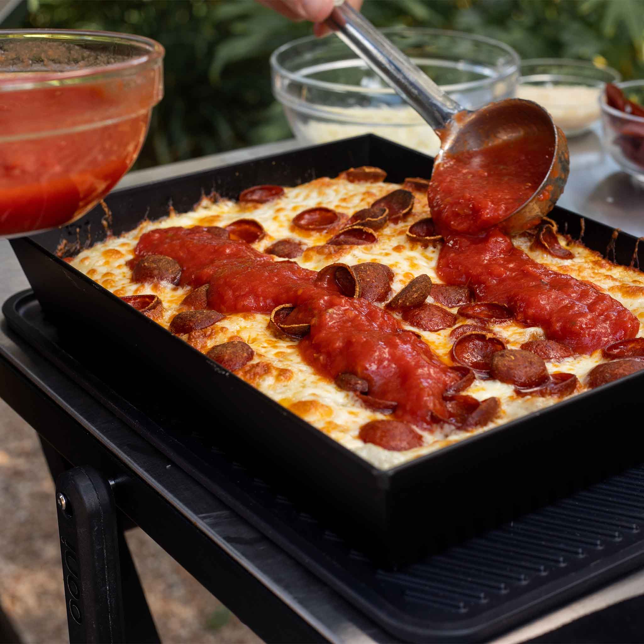 Ooni Pánev na pizzu v Detroitském stylu střední